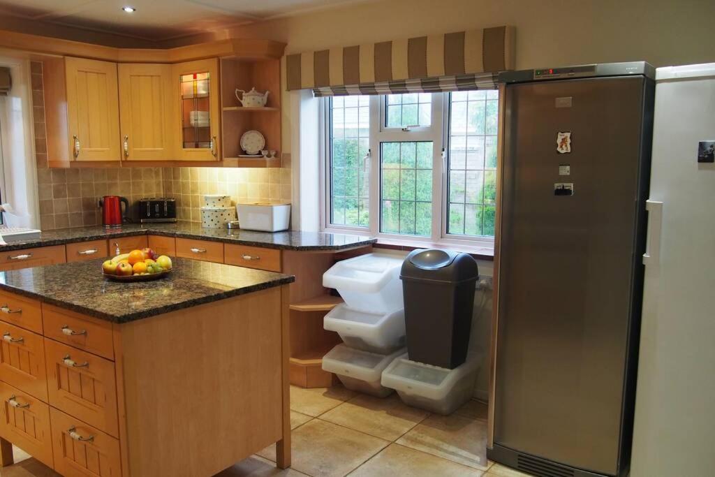 Hectors House Comfortable 4 Bed House In Mature Gardens Yelverton Eksteriør billede